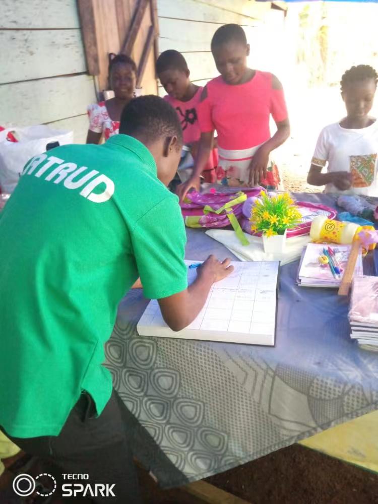 ATRUD Coordinator Handing over gifts